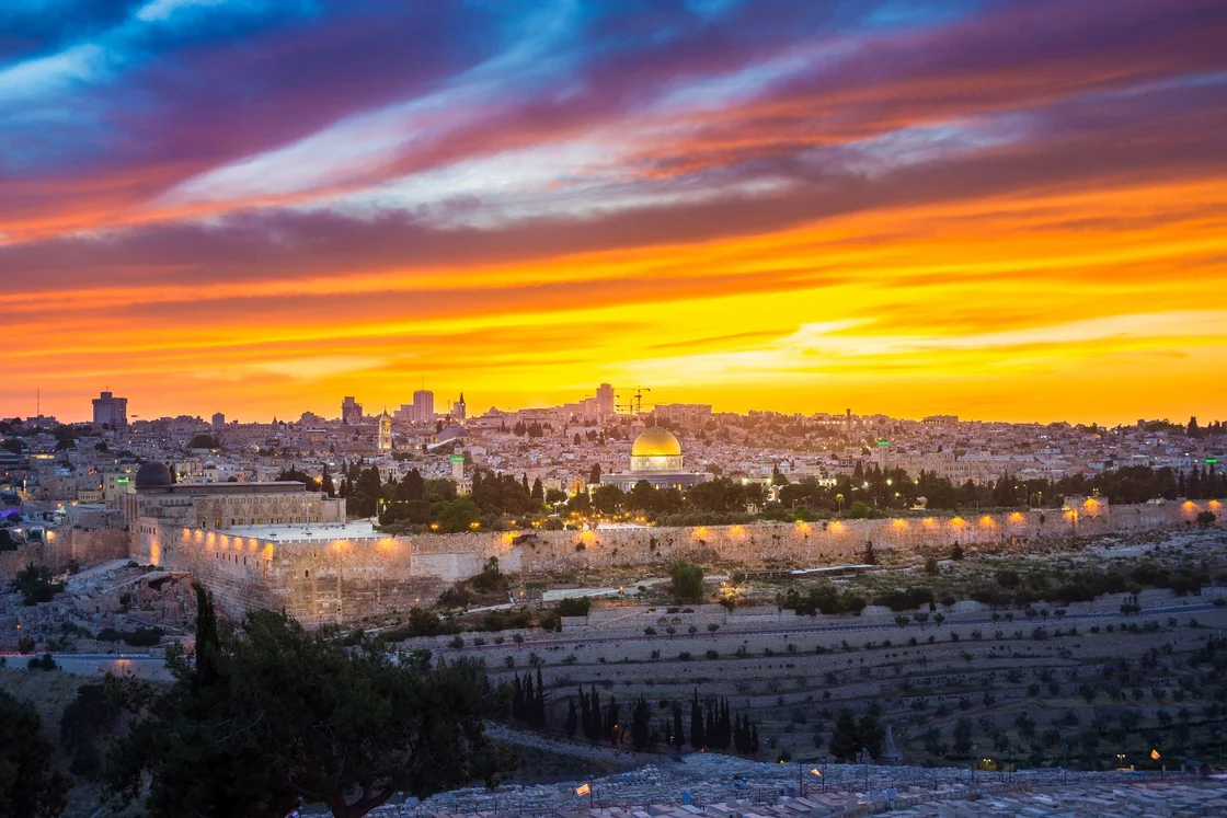 Jerusalem wird zum Taumelkelch für alle Völker ringsum, bevor Schwerter in Pflugscharen verwandelt werden.