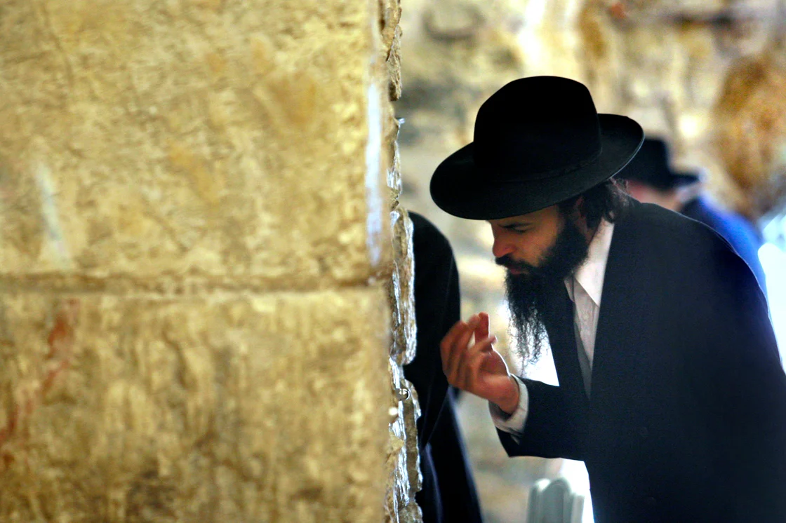 Jude betet an der Klagemauer in Jerusalem.